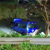 Espectacular despiste de madrugada: una camioneta terminó dentro del zanjón de la ex 66
