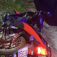 Trágico accidente en Berisso: una joven murió tras chocar en moto contra un árbol