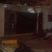 ¡Terror en Berisso! Machete, golpes y fuego en un salvaje ataque vecinal que terminó con una casa en llamas