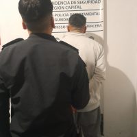 Un hombre en estado de ebriedad desató una noche de terror en Berisso: agredió a su pareja y se atrincheró con sus hijos