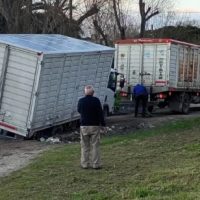 BERISSO: UNA CALLE SE «TRAGÓ» UN CAMIÓN