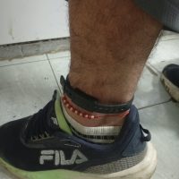 TIENE DOMICILIARIA, PERO IGUAL SALIÓ A «PASEAR» DE NOCHE CON LA TOBILLERA PUESTA