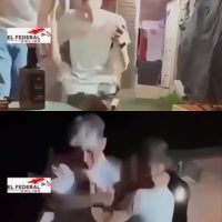 PELUQUERO CITÓ A CLIENTE QUE LE ESCRIBÍA A SU NOVIA LO PELÓ Y LO GOLPEÓ