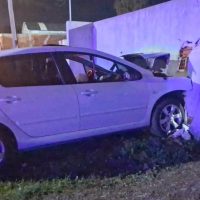 UN AUTO SE ESTRELLÓ CONTRA UN PAREDÓN TRAS CHOCAR CON UNA MOTO, HAY TRES HERIDOS