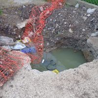 LOS VECINOS SE SACARON EL POZO: Reclamo en El Carmen por obras inconclusas