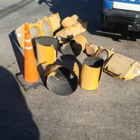 ENGANCHÓ LOS CABLES Y TIRO HASTA EL SEMÁFORO