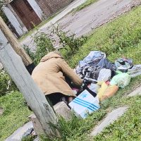 NO ES IA ES LA REALIDAD: BUSCANDO EN LA BASURA PARA COMER