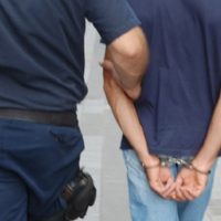 DETIENEN A UN POLICÍA TRAS VIOLENTARSE Y AMENAZAR A UN HOMBRE Y A SUS COLEGAS