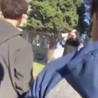 UN DOCENTE USÓ UN MEGÁFONO PARA RETAR A ALUMNOS QUE «FARMEABAN AURA» EN LA ESCUELA