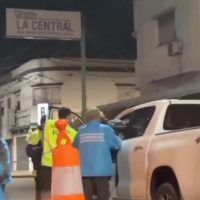 A LAS PUTEADAS: CONDUCTOR SE TRENZO CON INSPECTORES DE TRÁNSITO EN MEDIO DE OTRO CONTROL VEHICULAR