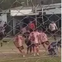 BATALLA CAMPAL:  PIÑAS, CORRIDAS Y PARTIDO SUSPENDIDO ENTRE ESTRELLA DE BERISSO Y ALUMNI