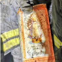 UN VORAZ INCENDIO REDUJO A CENIZAS UNA CASA PERO LA VIRGEN DE LUJÁN SE SALVÓ DE LAS LLAMADAS