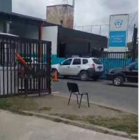 EL NEGOCIO DE LA ESPERA: TURNOS CADA TRES MINUTOS Y RECAUDACIÓN MILLONARIA, LA VTV DE BERISSO COLAPSA A LOS USUARIOS