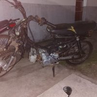 SORPRENDIDOS CON LAS MANOS EN LA MASA: DESARMABAN UNA MOTO EN PLENA CALLE