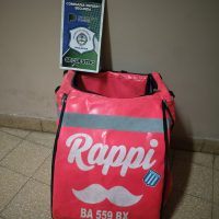 «RAPICOCA»: HACÍA DELIVERY LLEVABA UNA BOLSA DE COCAINA Y LO ATRAPARON POR NO USAR CASCO