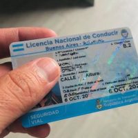 NO SE DISCUTE: EN BERISSO SOLO SIRVE LA LICENCIA DE CONDUCIR FÍSICA