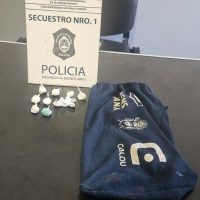 AUTO SIN PATENTE, COCAINA FRACCIONADA Y UNA PAREJA EN PROBLEMAS