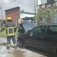 RÁPIDA INTERVENCIÓN DE DEFENSA CIVIL Y BOMBEROS TRAS EL INCENDIO DE UN AUTO EN BERISSO