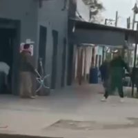 MOMENTOS DE TENSIÓN POR UN HOMBRE ARMADO FRENTE A UN COMERCIO EN 122 y 66