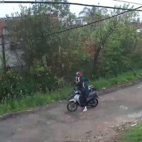 ASÍ PELEÓ UNA MUJER CON DOS LADRONES PARA QUE NO LA ROBEN