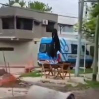 ¿Y LAS CALLES PARA CUANDO?: una ambulancia no pudo ingresar a asistir a un vecino por el estado intransitable de as calle
