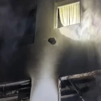 VORAZ INCENDIO DESTRUYE POR COMPLETO UN DEPARTAMENTO Y DEJA A UNA MUJER HOSPITALIZADA