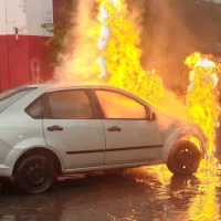 SE PRENDIÓ FUEGO UN AUTO EN 165 y 10 Y EL CONDUCTOR LOGRÓ SALVARSE